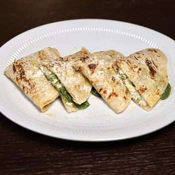 Лепешка роти с намазкой из тунца, яйцо, огурец