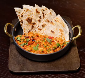 Скрэмбл с томатами, зелень, лепешка роти