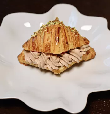 Круассан с маскарпоне, фисташками и Nutella