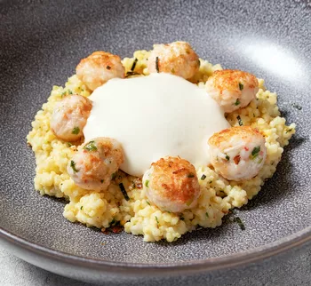 Пшенная каша с фрикадельками из креветок