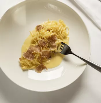 Тальолини с соусом на основе пекорино-романо под тертым белым трюфелем