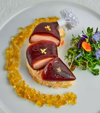 Шофруа из перепелов с салатом оливье (