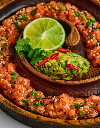 Тартар из лосося с гуакамоле (