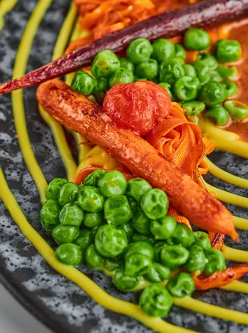 Филе сибаса с шафрановым пюре и соусом томат-кимчи (