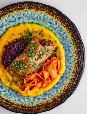 Утиная ножка с тыквенным пюре и барбарисовым соусом (