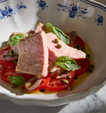 Маринованный тунец с томатами и таджасскими оливками