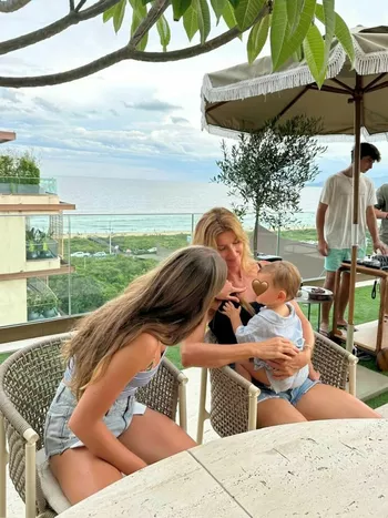 Жизель с сыном