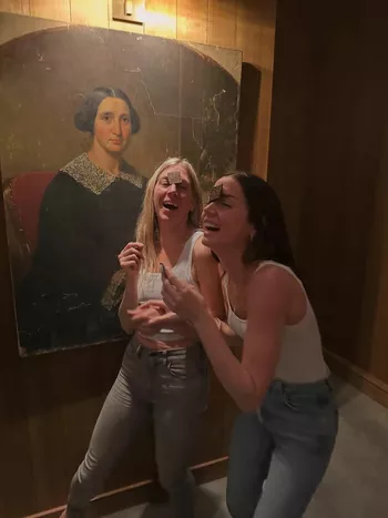 Ана де Армас с подругой