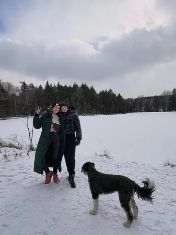 Ана де Армас с подругой