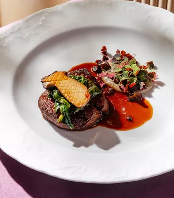 Тендерлоин с трюфельным кремом и соусом демигляс