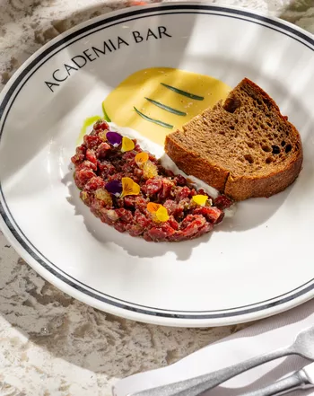 Тартар из мраморной говядины с щучьей икрой