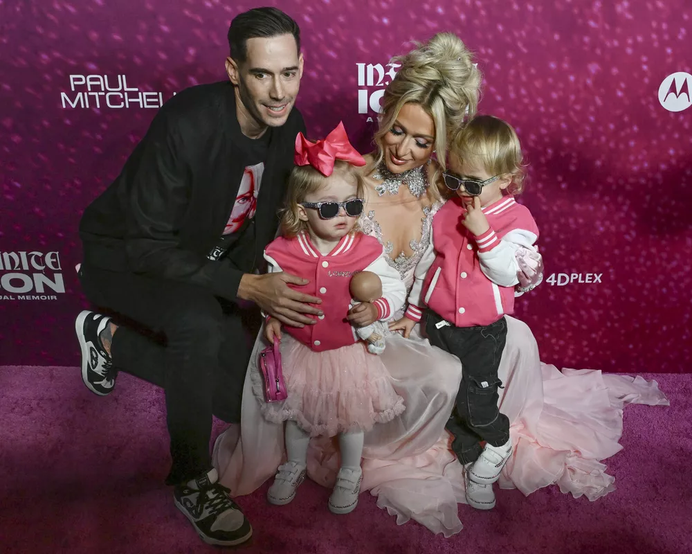 Пэрис Хилтон с мужем и детьми