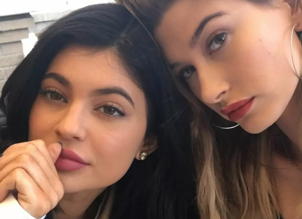 Хейли Бибер, Кайли Дженнер, Лили Коллинз: почему все помешались на 2016-м?