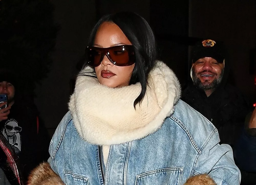 Как сочетать мех с денимом – показывает Рианна