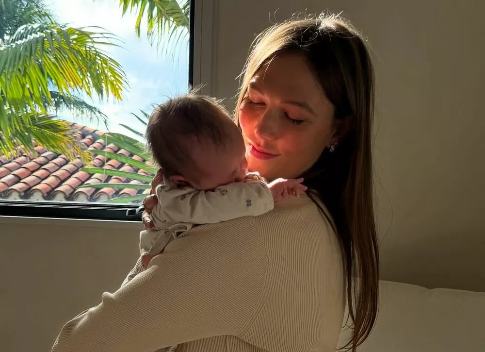 Карли Клосс показала, как кормит младенца грудью