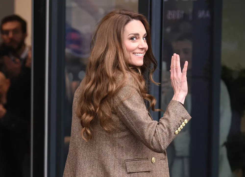 Кейт Миддлтон отправилась по королевским делам в брючном костюме карамельного цвета