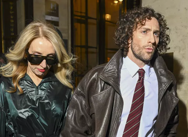 Марк Эйдельштейн, Кейт Мосс в мехах, Аарон Тейлор-Джонсон с женой Сэм на шоу Saint Laurent