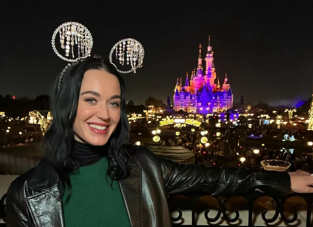 Кэти Перри поучаствовала в популярном челлендже в Диснейленде