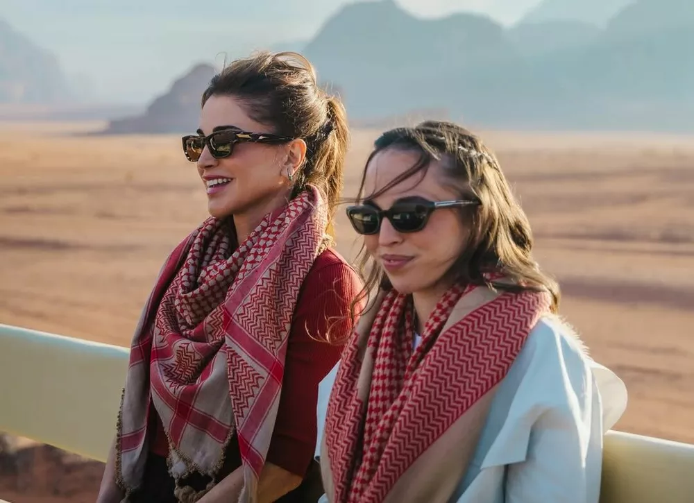 Королева Рания показала эффектные фото из экстремальной поездки на внедорожнике с дочкой