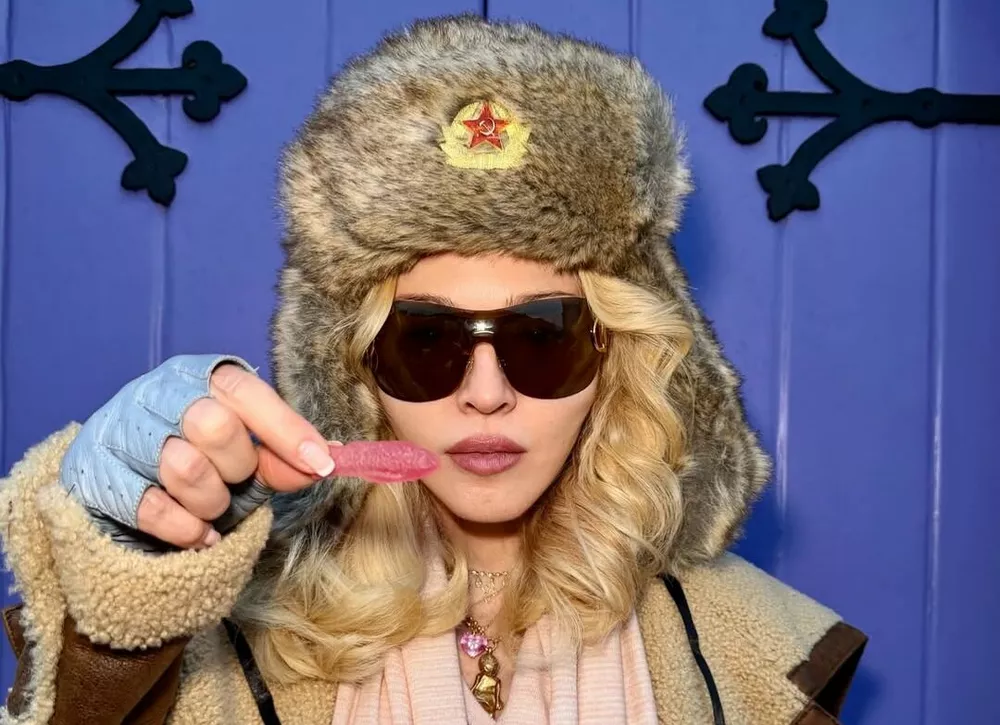 Мадонна вышла в свет в шапке-ушанке с кокардой