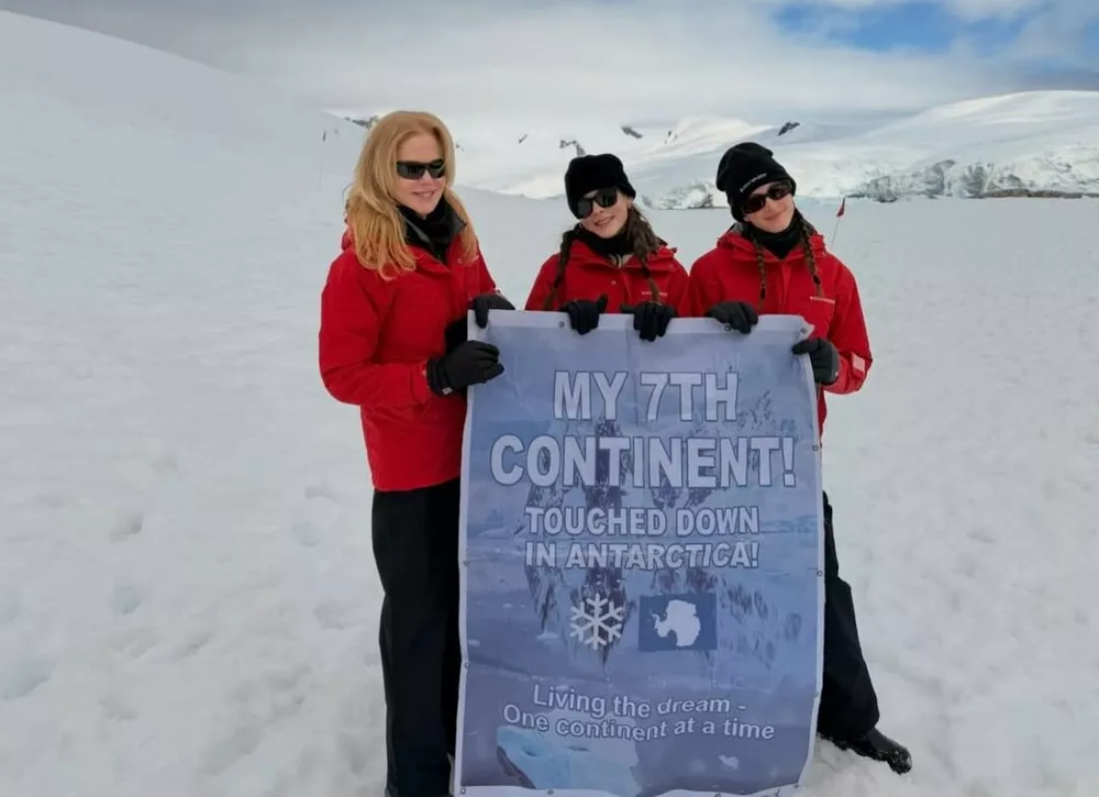 Николь Кидман поделилась фото с дочками из отпуска в Антарктиде 