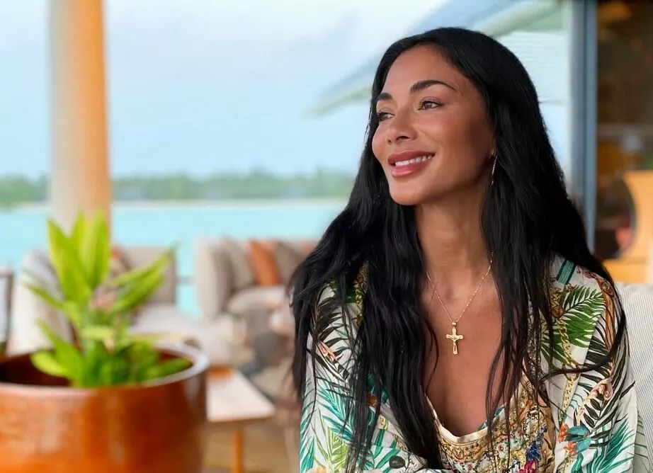 47-летняя Николь Шерзингер делится горячими фото из отпуска с женихом