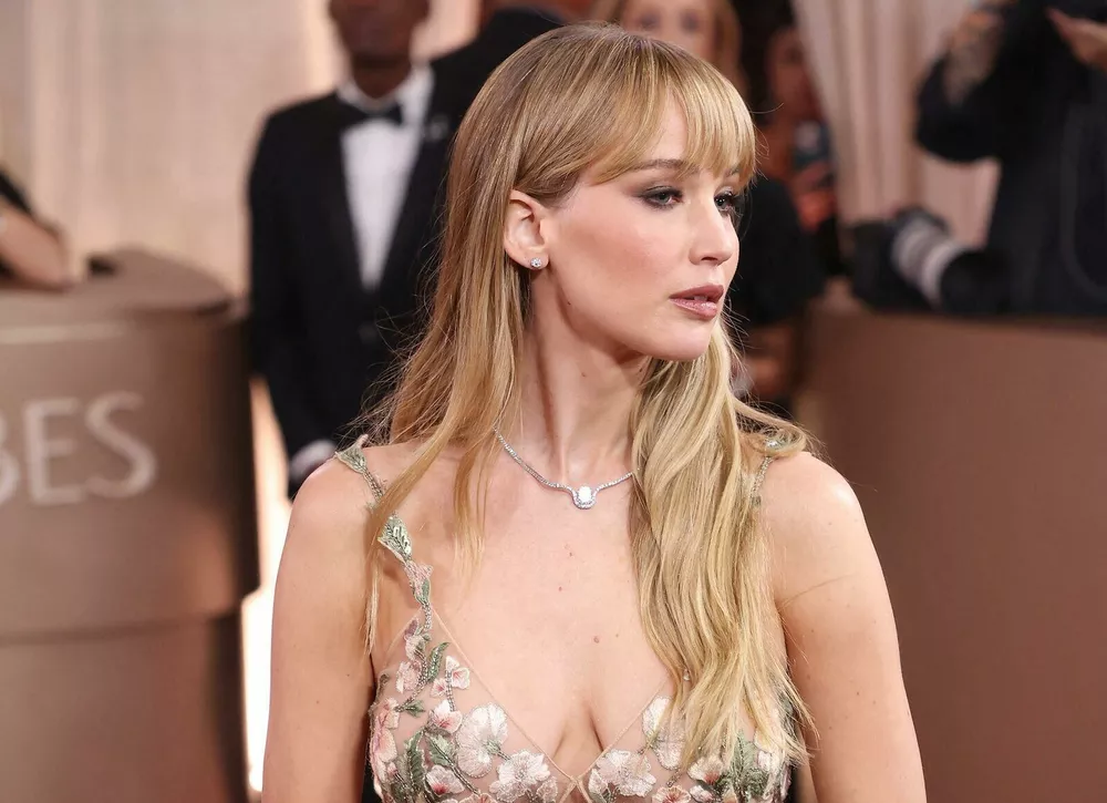 Образ дня: Дженнифер Лоуренс в голом платье с цветочной вышивкой