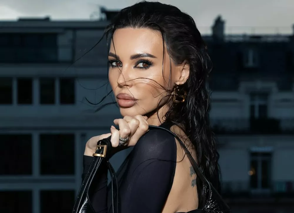 Оксана Самойлова снялась в очень пикантном купальнике на пляже