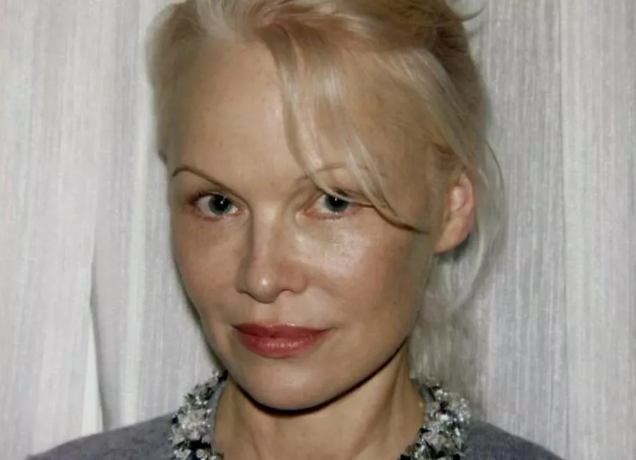 Памела Андерсон вернулась к своему фирменному платиновому блонду