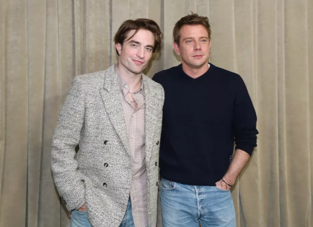 Роберт Паттинсон, Льюис Хэмилтон, Джейми Дорнан и другие звезды на показе Dior