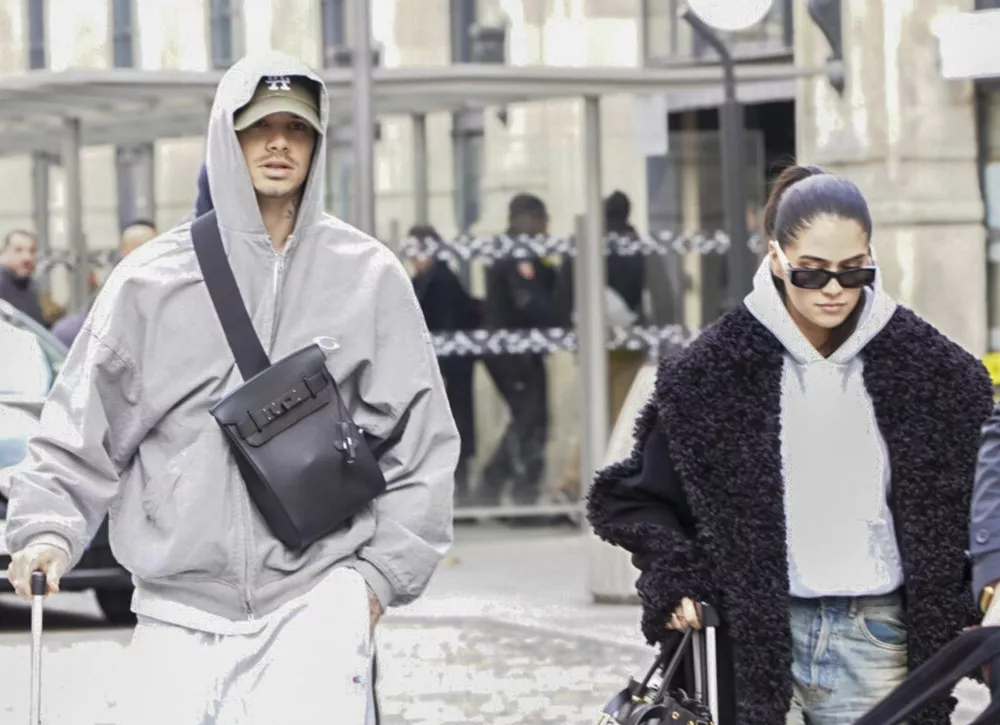 Ромео Бекхэм с девушкой приехали на Неделю моды в Париже на фоне публичной семейной драмы