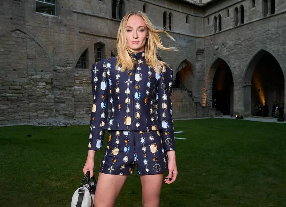 Томный вечерний мейкап – на примере звезды “Игры престолов” Софи Тернер