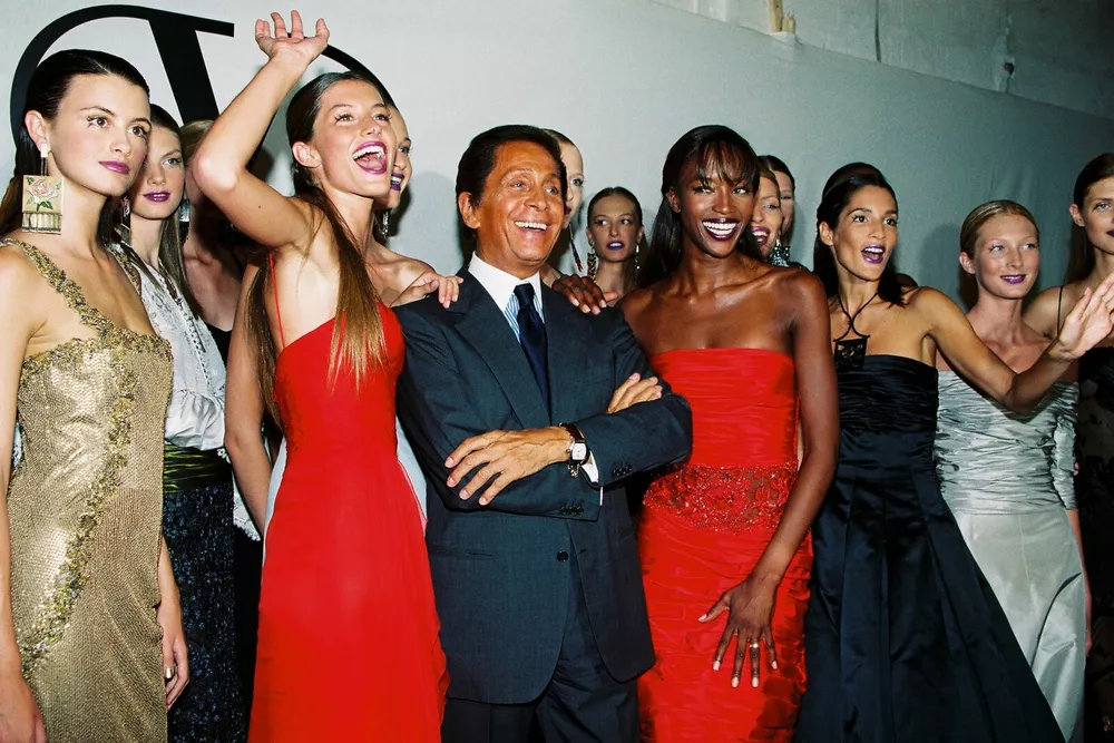 С известными моделями во время показа его новой коллекции 1999-2000 гг.