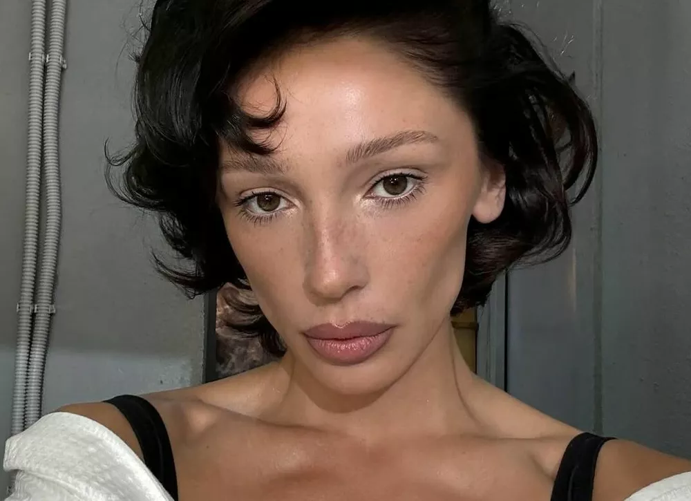  Уже третий сеанс: Настя Ивлеева сводит татуировки на пальцах