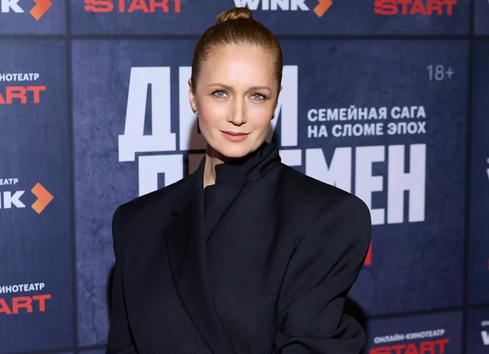 Виктория Исакова с мамой, Рузиль Минекаев и Сергей Гилев  — с женами: семейный выход на светской премьере нового сезона Детей перемен