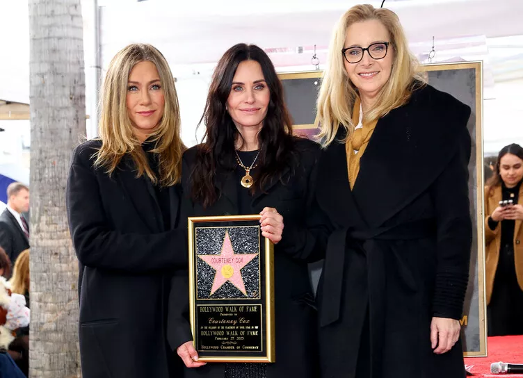 Дженнифер Энистон и Лиза Кудроу поддержали Кортни Кокс во время торжественного вручения звезды на Аллее славы
