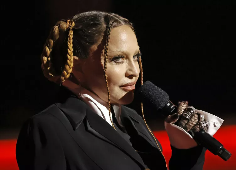 Она похожа на вампира: фанаты раскритиковали Мадонну после появления на Грэмми