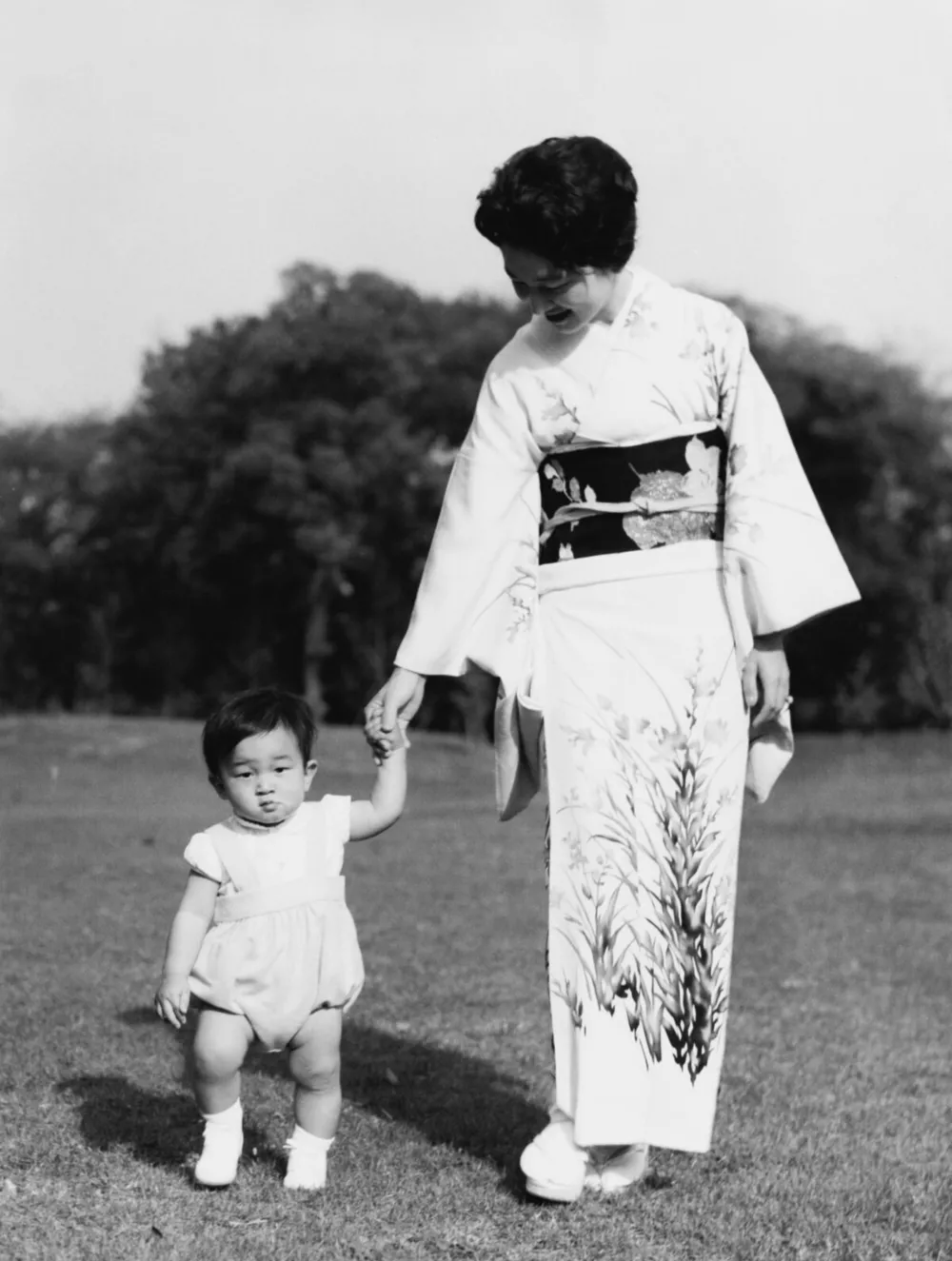 Маленький Нарухито на прогулке с матерью Митико 8 мая 1961 года