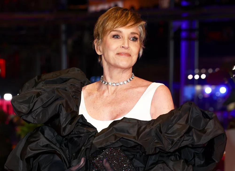 65-летняя Шэрон Стоун появилась на Берлинском кинофестивале в эффектном облегающем наряде
