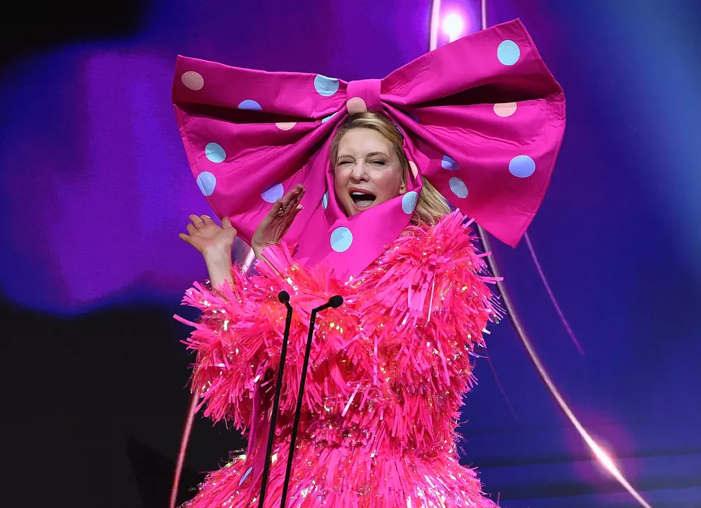 Барби средних лет: Кейт Бланшетт в нелепом розовом платье на премии AACTA