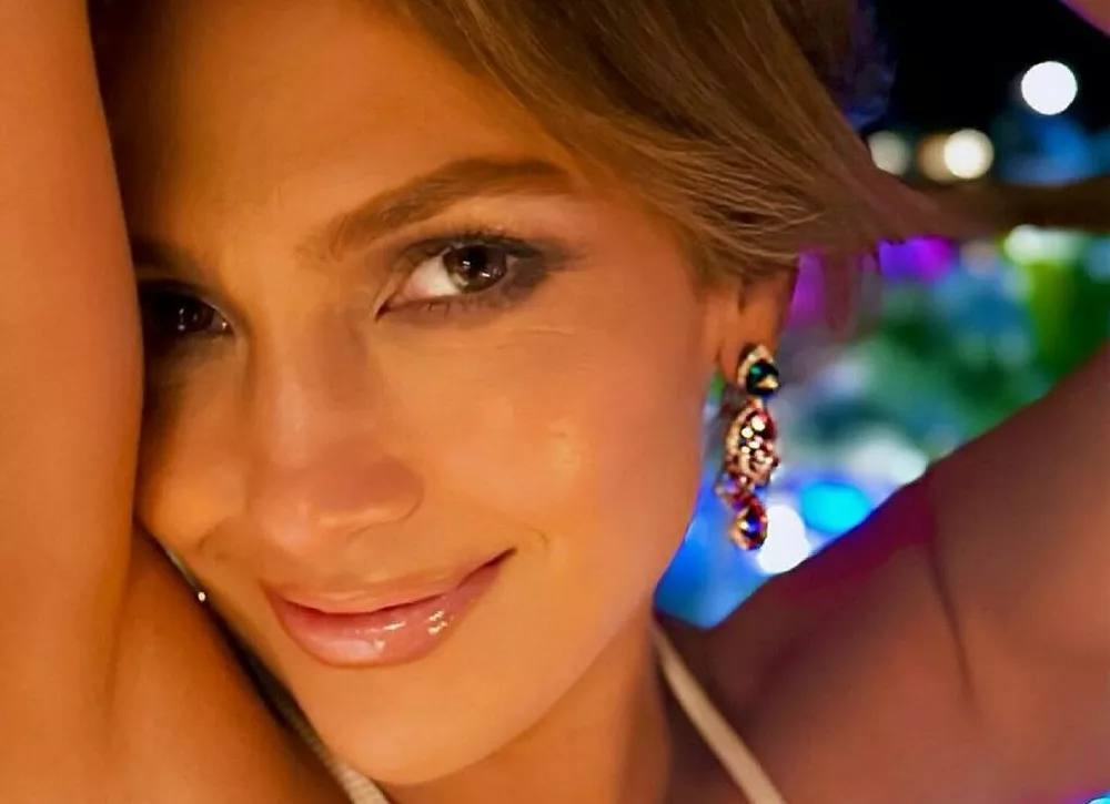 Дженнифер Лопес носит эксклюзивные украшения — что написано на ожерелье звезды