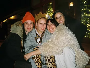 Деми Мур с дочерьми