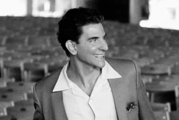 Брэдли Купер в роли Леонарда Бернстайна