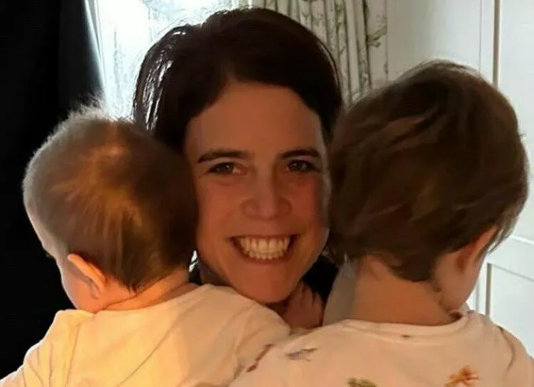 С днем рождения, Огги!: принцесса Евгения поделилась новыми снимками подросшего сына