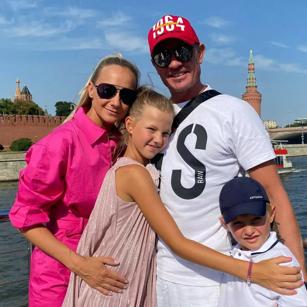 Роман Костомаров с женой и детьми