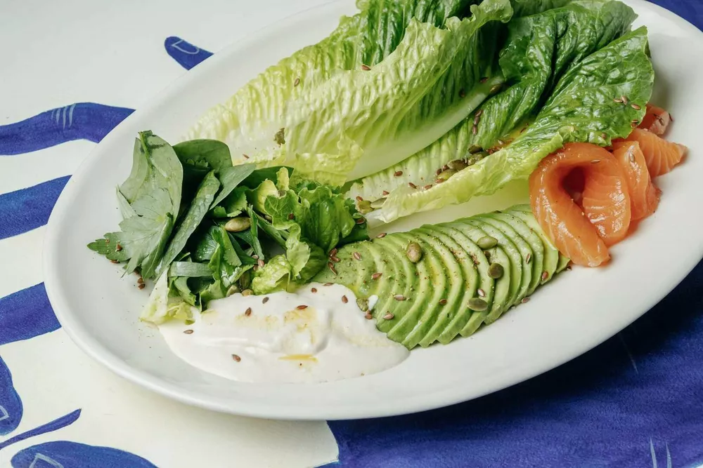 Зеленый салат с лососем и кремом тоннато