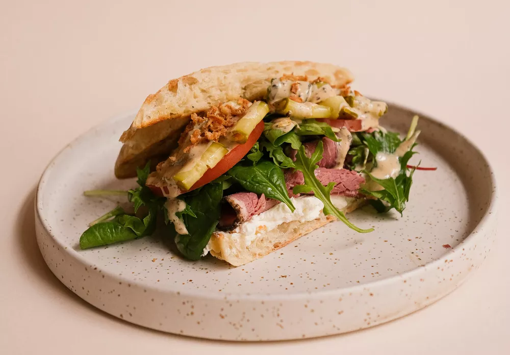 Сэндвич с ростбифом и маринованным огурцом