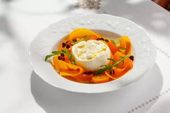 Burrata Nova Artisana с салатом из тыквы, хурмы и физалиса 