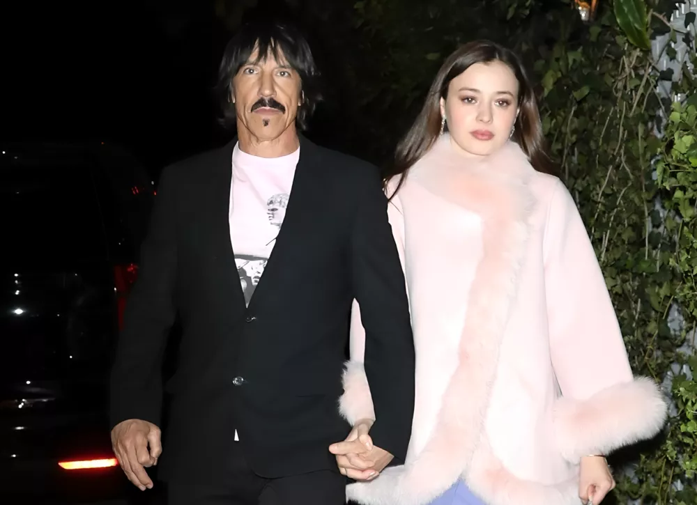 63-летний Энтони Кидис впервые вывел в свет возлюбленную, которая намного младше него