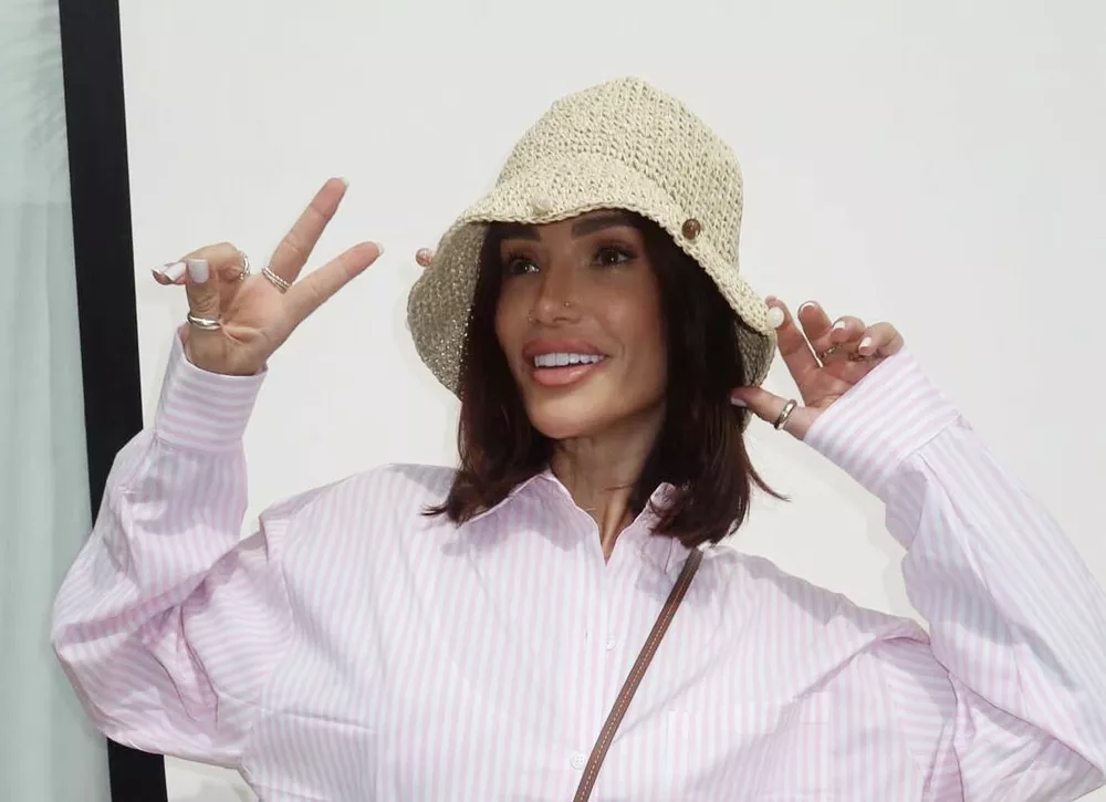 Айза о 10 операциях по коррекции груди: Сейчас у меня первый размер и шрамы